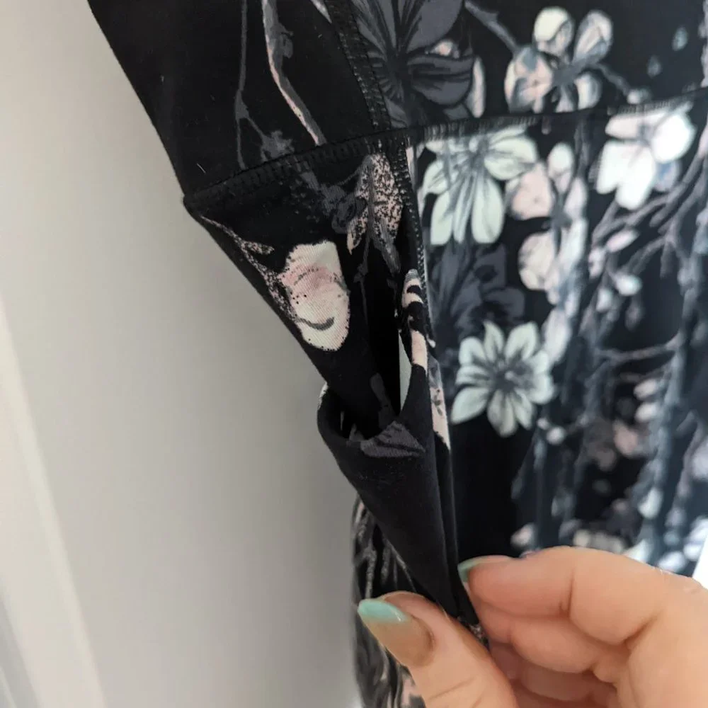 Victoria Secret high-wasted floral tights- Medium WITH POCKETS - Picture 3 of 4